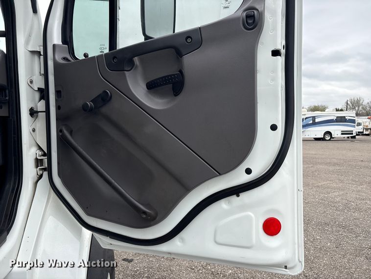 image for item EG8920 2012 Freightliner Business Class M2 crane truck