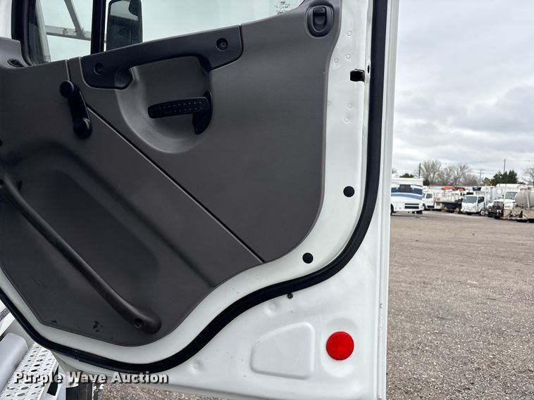 image for item EG8920 2012 Freightliner Business Class M2 crane truck