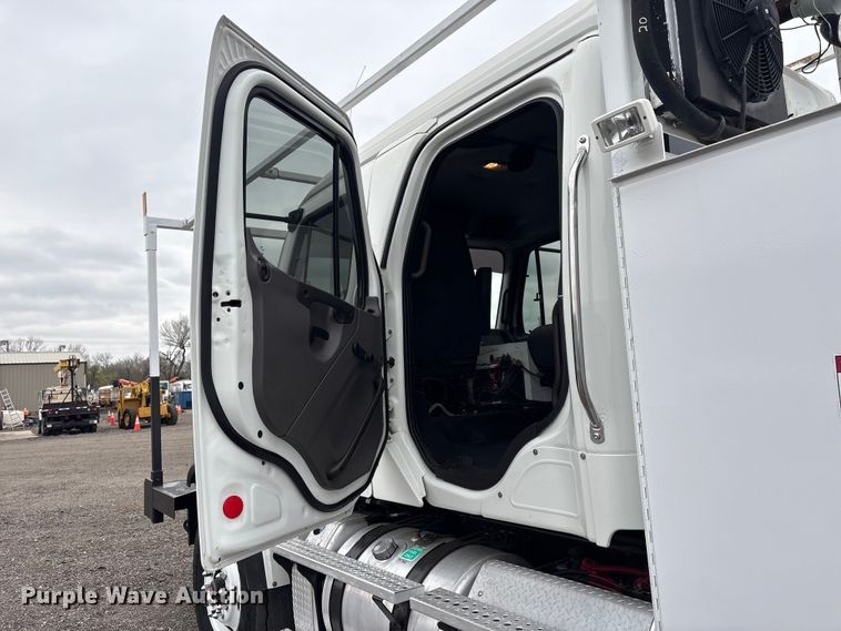 image for item EG8920 2012 Freightliner Business Class M2 crane truck