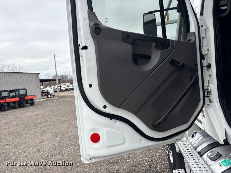 image for item EG8920 2012 Freightliner Business Class M2 crane truck