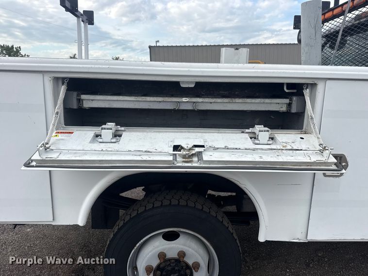 image for item EG8968 2015 Ford F250 Super Duty Ext. Cab utility bed pickup truck