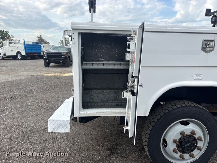 image for item EG8968 2015 Ford F250 Super Duty Ext. Cab utility bed pickup truck