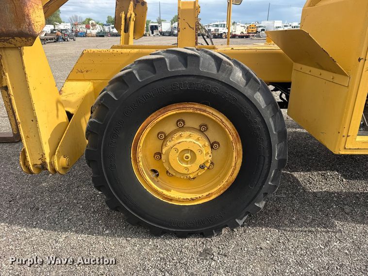 image for item EG8969 1993 Pettibone Corp. 8042 telehandler