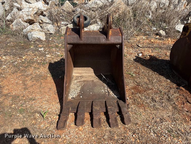 image for item EO4165 (2) excavator buckets