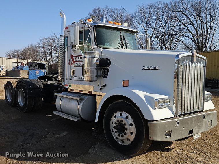 image for item EO7017 2000 Kenworth W900 semi truck