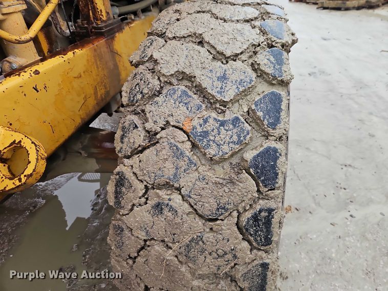 image for item EO7057 1973 Caterpillar 930 wheel loader