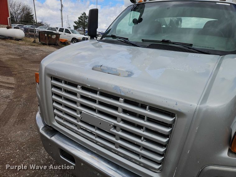image for item EO7200 2009 GMC C7500 utility / service truck