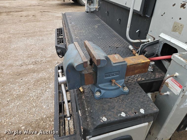 image for item EO7200 2009 GMC C7500 utility / service truck