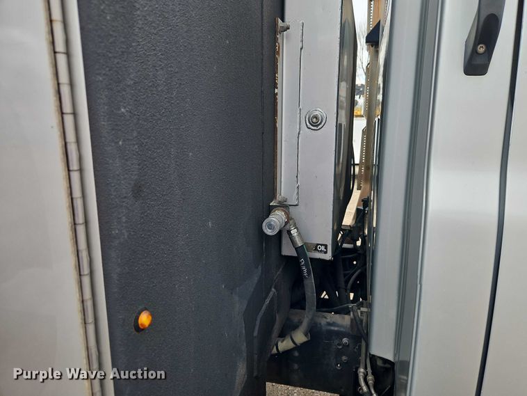 image for item EO7200 2009 GMC C7500 utility / service truck