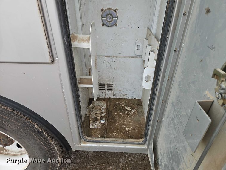 image for item EO7200 2009 GMC C7500 utility / service truck