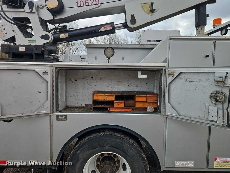 image for item EO7200 2009 GMC C7500 utility / service truck