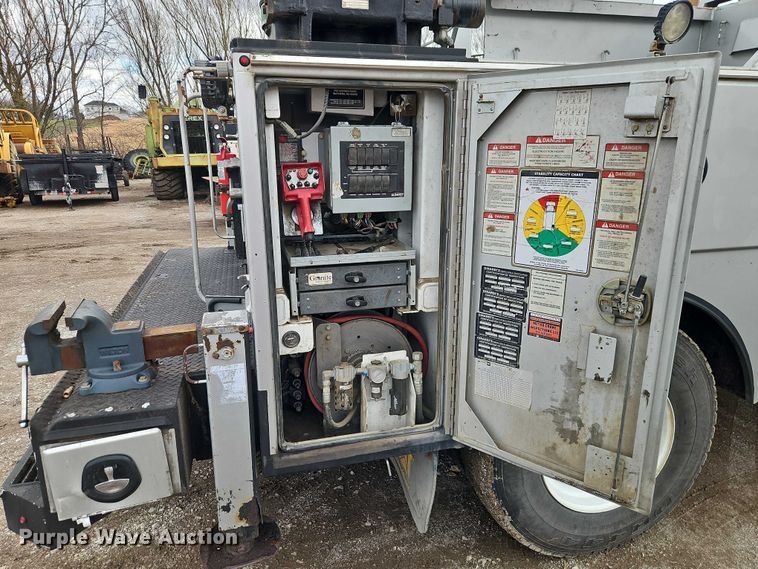 image for item EO7200 2009 GMC C7500 utility / service truck