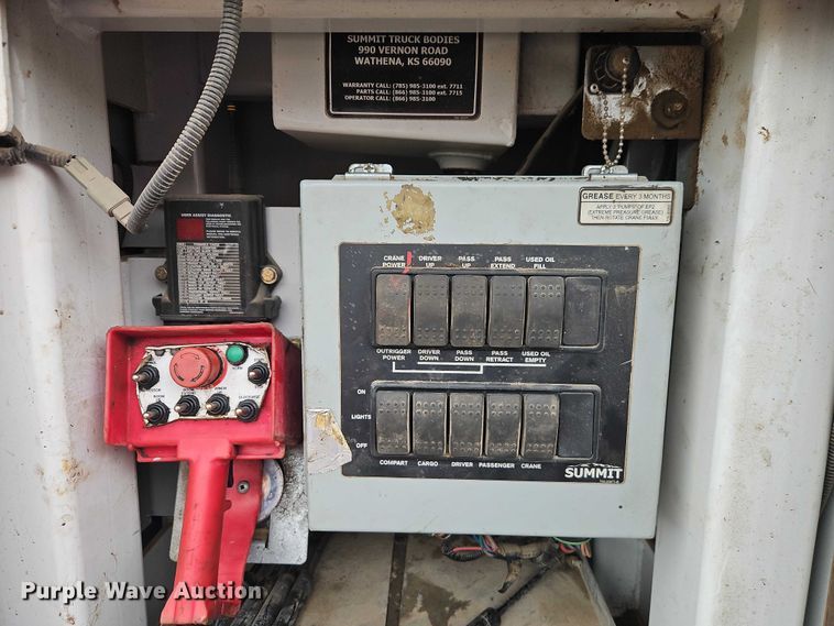 image for item EO7200 2009 GMC C7500 utility / service truck