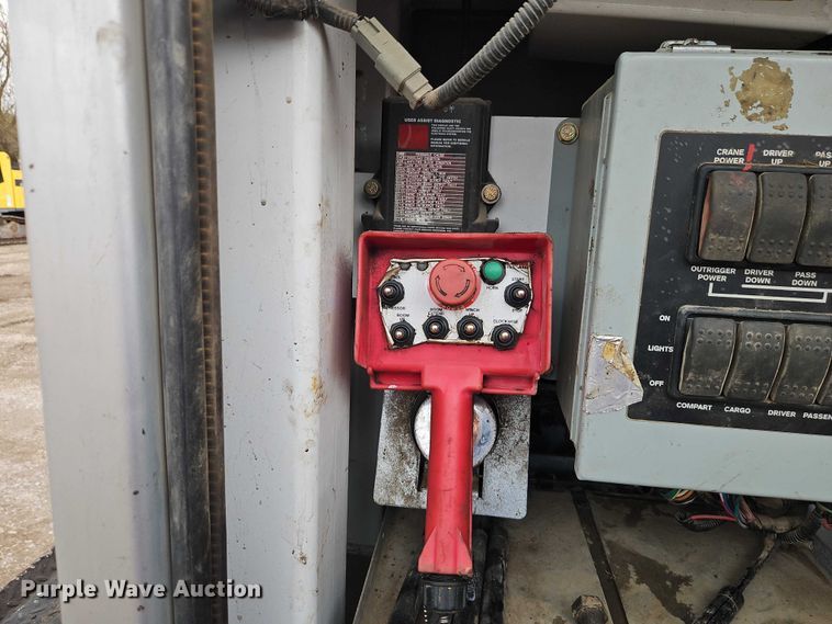 image for item EO7200 2009 GMC C7500 utility / service truck