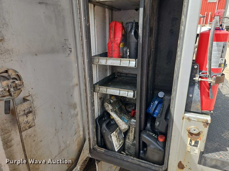 image for item EO7200 2009 GMC C7500 utility / service truck