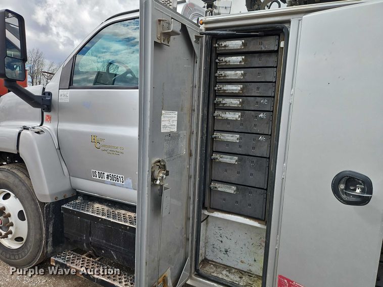 image for item EO7200 2009 GMC C7500 utility / service truck