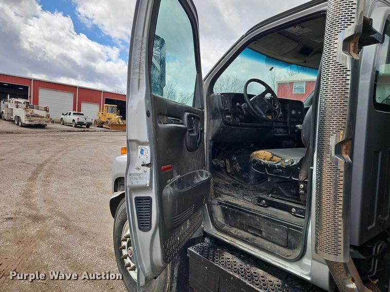 image for item EO7200 2009 GMC C7500 utility / service truck