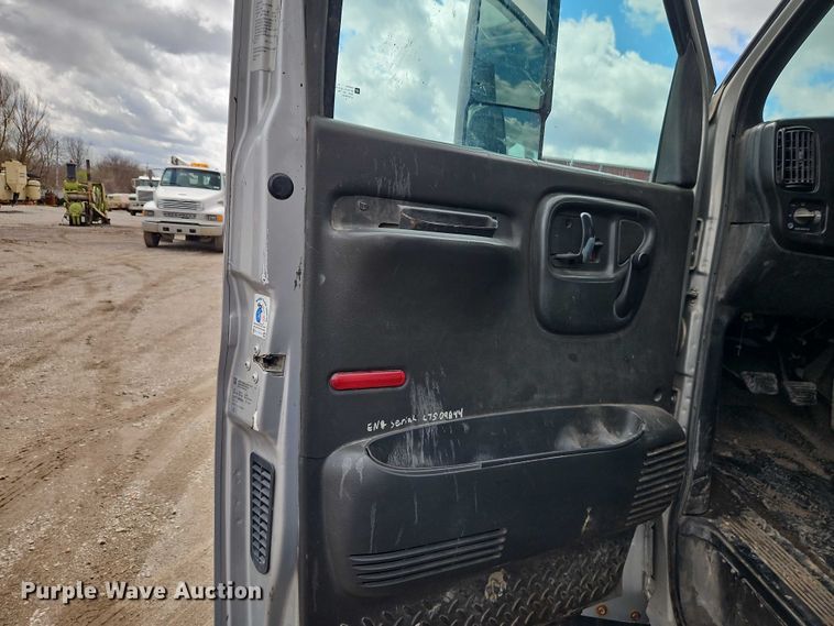 image for item EO7200 2009 GMC C7500 utility / service truck