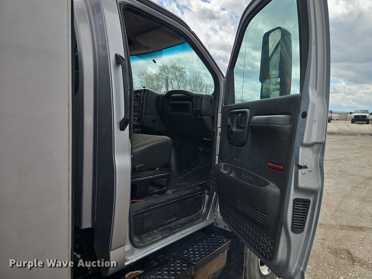 image for item EO7200 2009 GMC C7500 utility / service truck