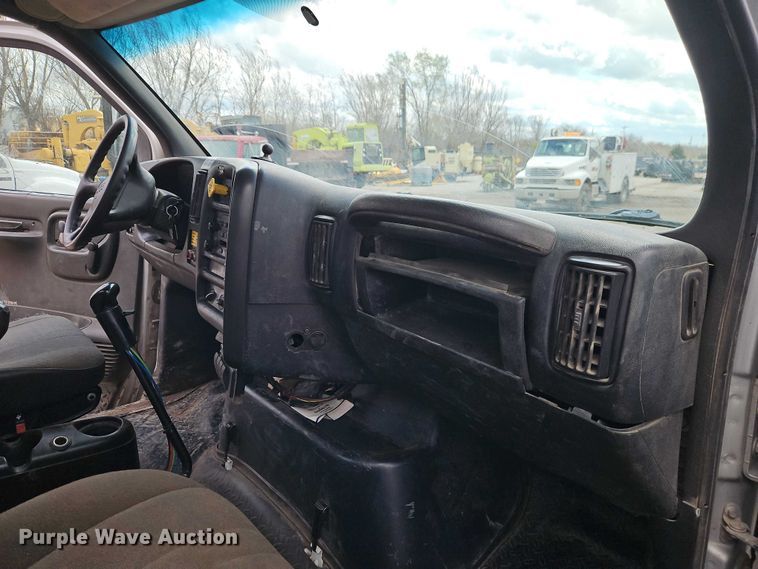 image for item EO7200 2009 GMC C7500 utility / service truck