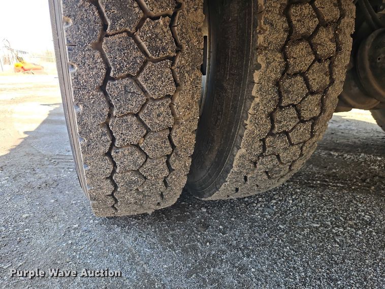 image for item EO7200 2009 GMC C7500 utility / service truck