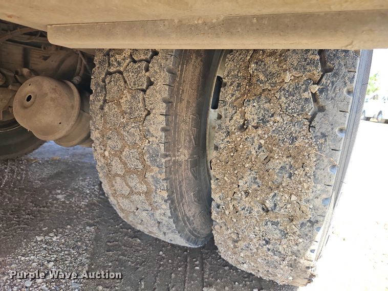 image for item EO7200 2009 GMC C7500 utility / service truck