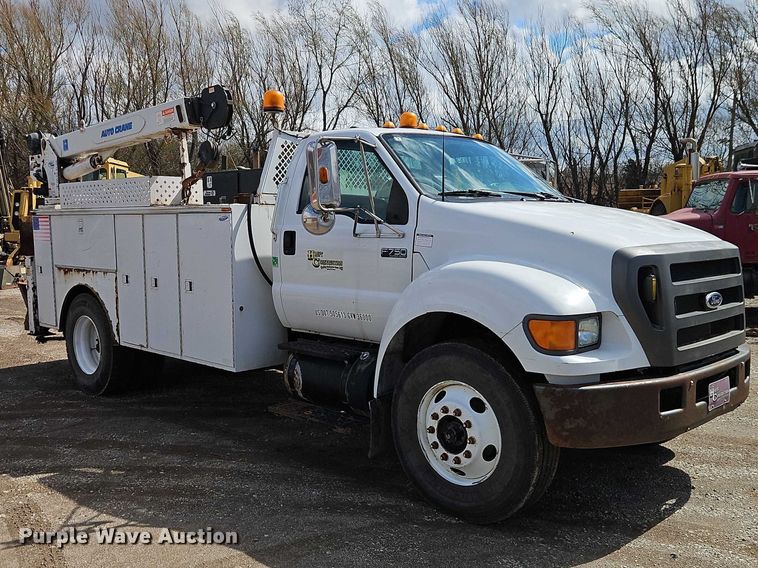 image for item EO7201 2004 Ford F750 Super Duty utility / service truck