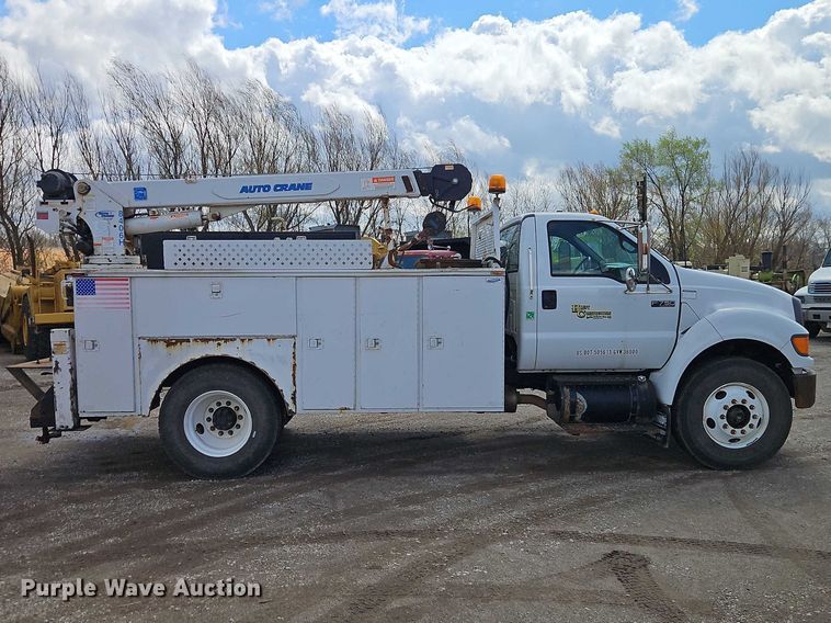 image for item EO7201 2004 Ford F750 Super Duty utility / service truck