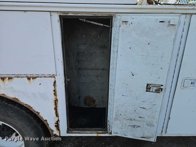 image for item EO7201 2004 Ford F750 Super Duty utility / service truck