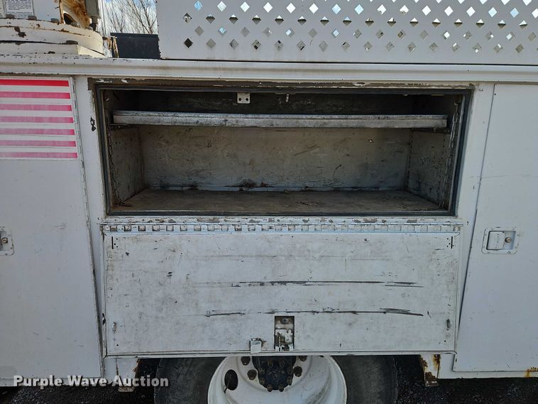 image for item EO7201 2004 Ford F750 Super Duty utility / service truck