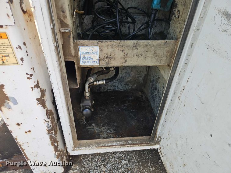 image for item EO7201 2004 Ford F750 Super Duty utility / service truck