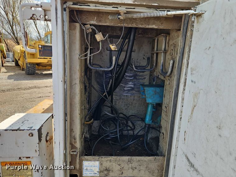 image for item EO7201 2004 Ford F750 Super Duty utility / service truck