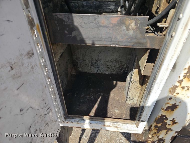 image for item EO7201 2004 Ford F750 Super Duty utility / service truck