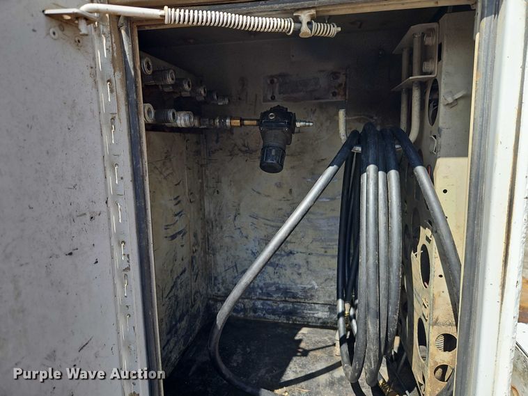 image for item EO7201 2004 Ford F750 Super Duty utility / service truck