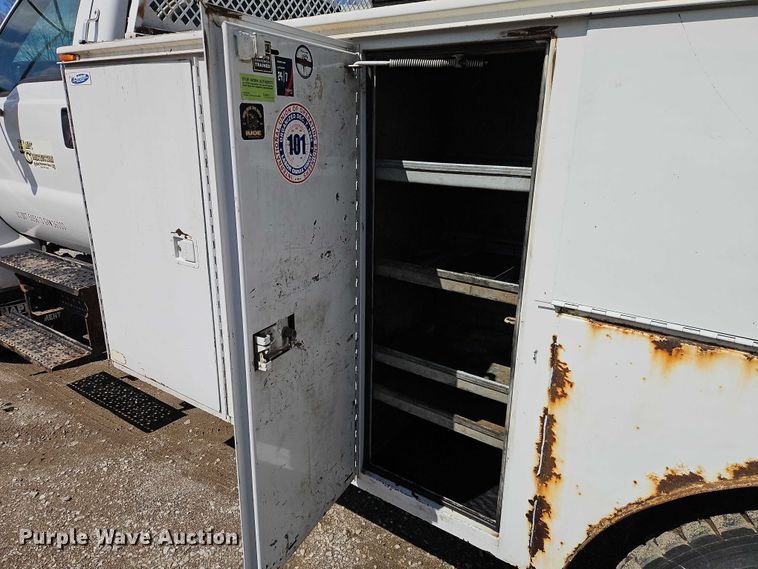 image for item EO7201 2004 Ford F750 Super Duty utility / service truck