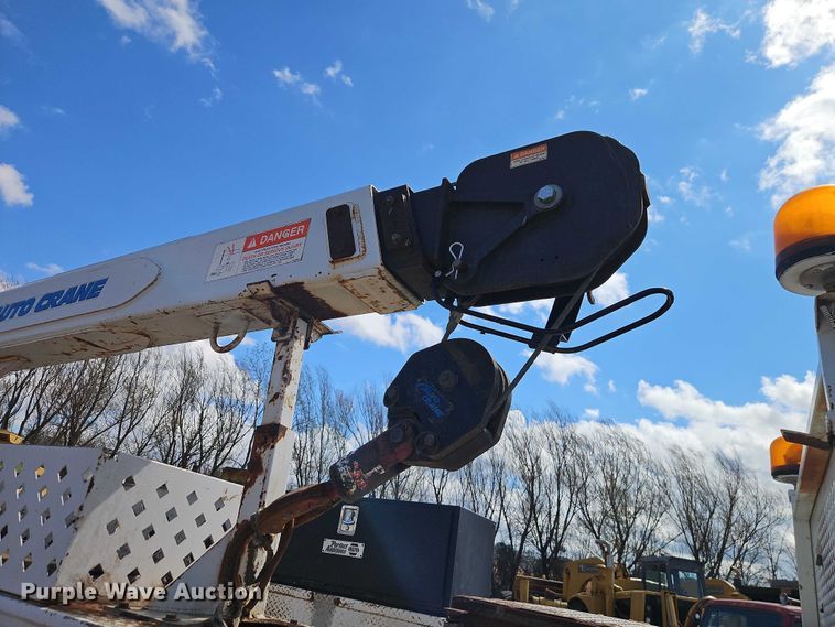 image for item EO7201 2004 Ford F750 Super Duty utility / service truck