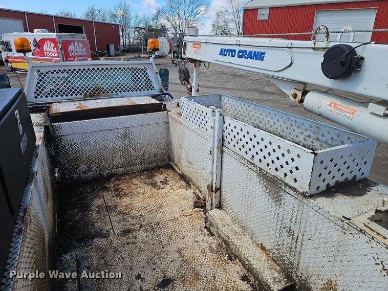 image for item EO7201 2004 Ford F750 Super Duty utility / service truck