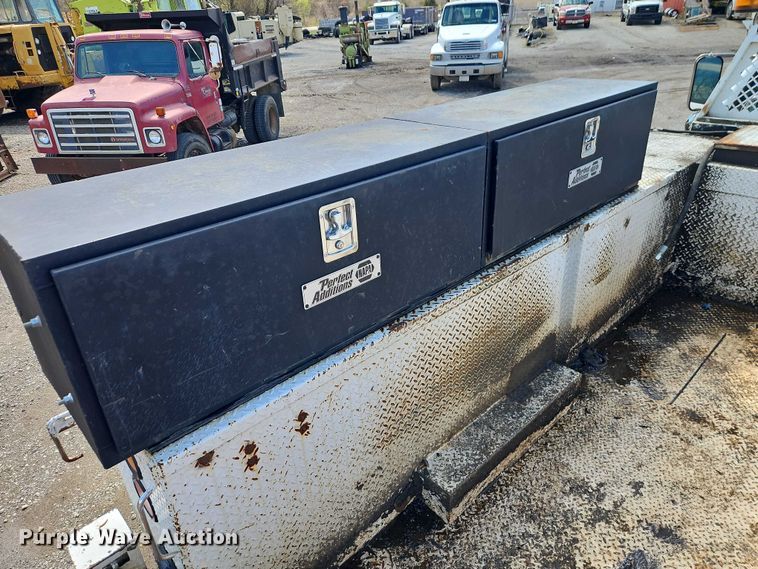 image for item EO7201 2004 Ford F750 Super Duty utility / service truck