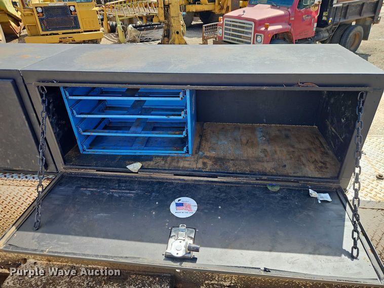 image for item EO7201 2004 Ford F750 Super Duty utility / service truck