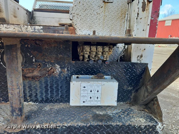 image for item EO7201 2004 Ford F750 Super Duty utility / service truck