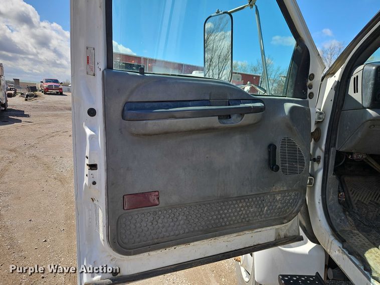 image for item EO7201 2004 Ford F750 Super Duty utility / service truck