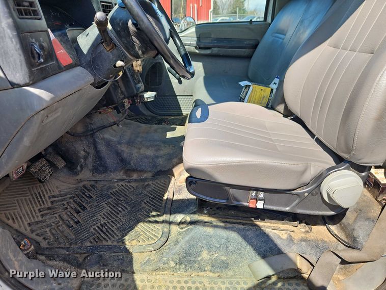 image for item EO7201 2004 Ford F750 Super Duty utility / service truck