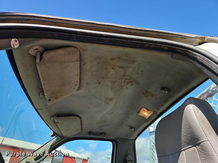 image for item EO7201 2004 Ford F750 Super Duty utility / service truck