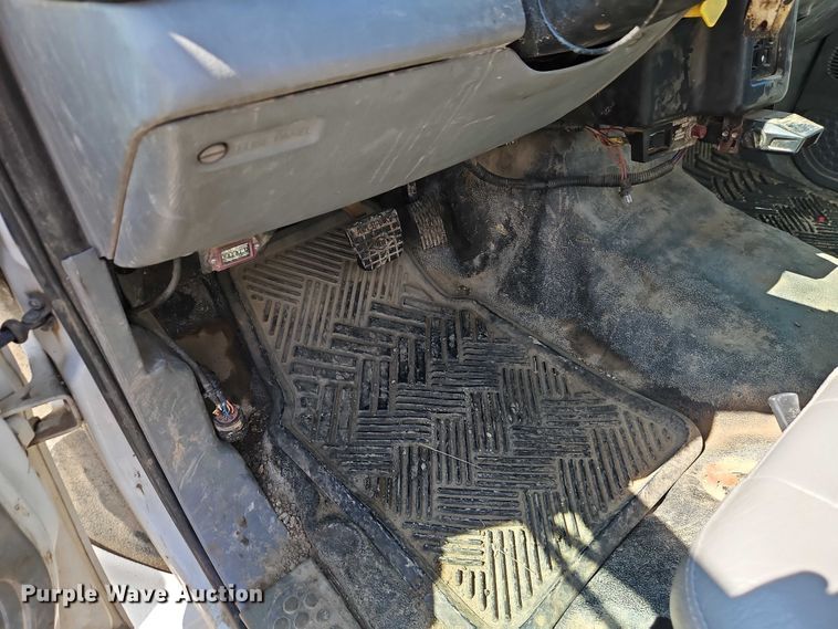 image for item EO7201 2004 Ford F750 Super Duty utility / service truck