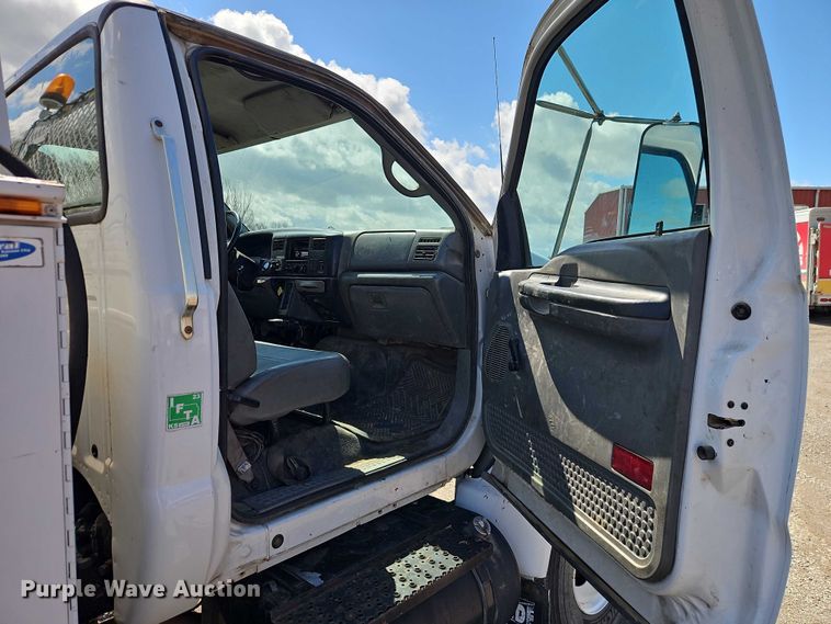image for item EO7201 2004 Ford F750 Super Duty utility / service truck
