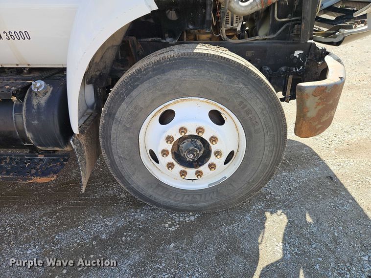 image for item EO7201 2004 Ford F750 Super Duty utility / service truck