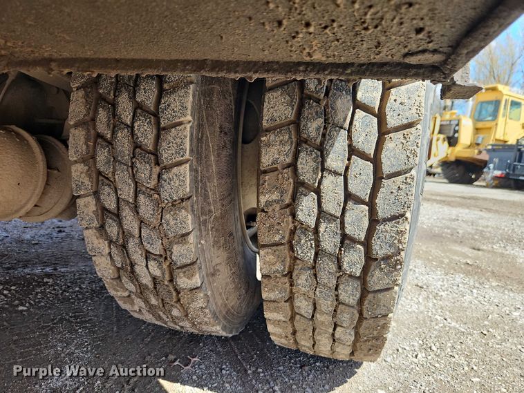 image for item EO7201 2004 Ford F750 Super Duty utility / service truck