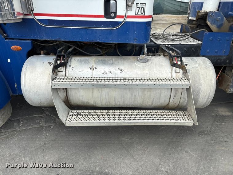 image for item ER7532 2009 Peterbilt 367 dump truck