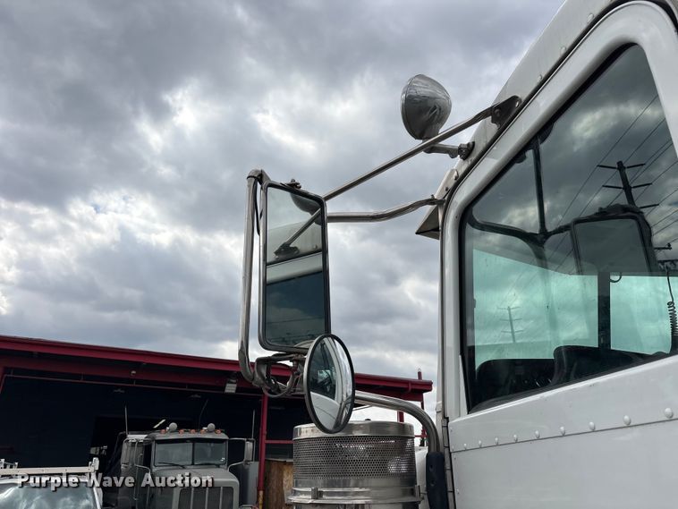 image for item ER7532 2009 Peterbilt 367 dump truck