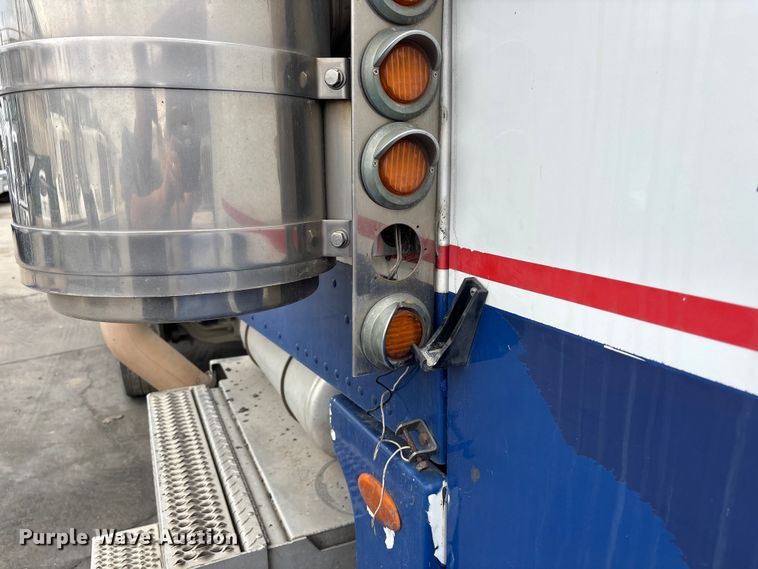 image for item ER7532 2009 Peterbilt 367 dump truck